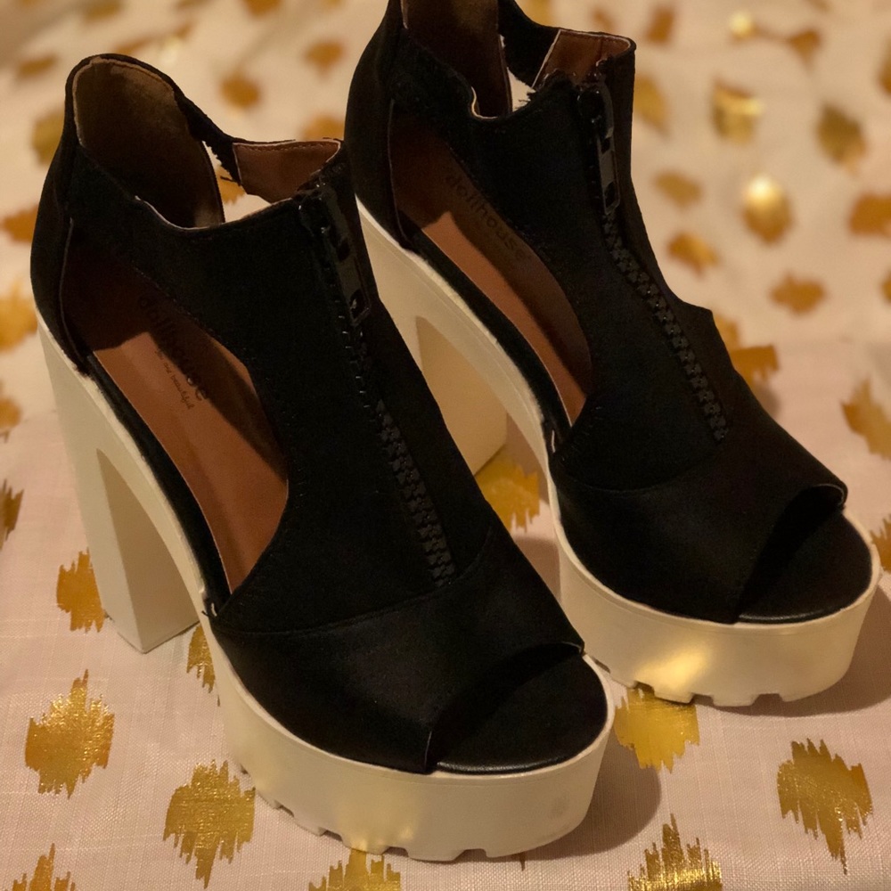 Dollhouse Black and white platform high heels
